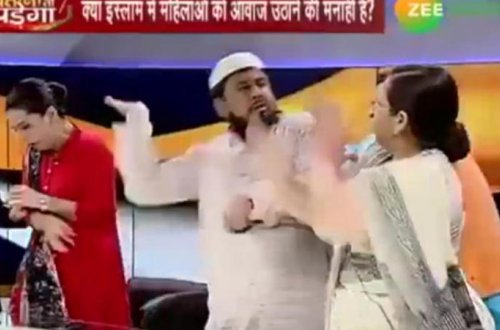 Canlı yayımda inanılmaz dava: Müfti aktivist qadınları döydü - VİDEO