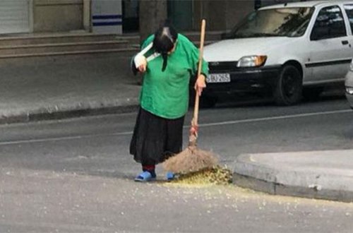 Qolu sınıq küçə süpürən qadın haqda - Yeni xəbər