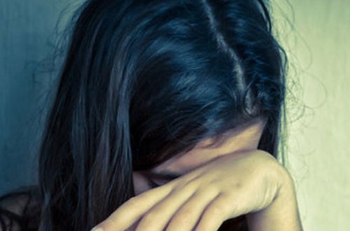 Azərbaycanda iyrənc əməl: Ana 14 yaşlı qızı ilə öpüşüb, videolarını...