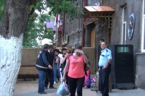 Qarsda 14 azərbaycanlı qadın saxlanıldı