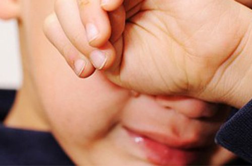 5 yaşlı oğulluğunu ağacla döyüb öldürübmüş - Rəsmi məlumat