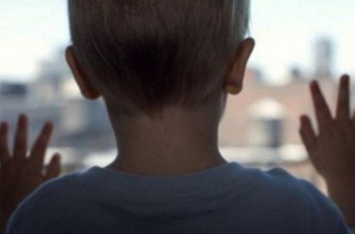 Bakıda uşaq beşinci mərtəbədən yerə yıxılıb