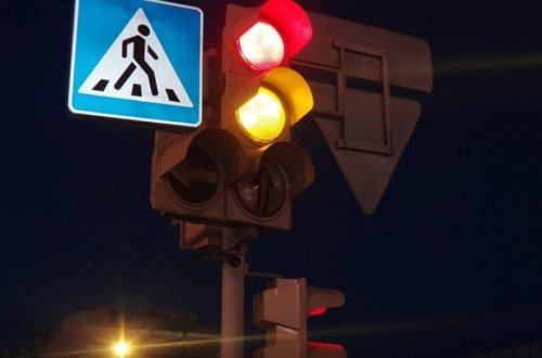 Bakıda restoranın qarşısında qadını avtomobil vurub