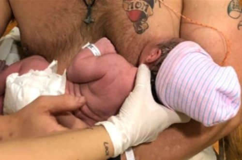 Dünyada bir ilk: Yeni doğulan körpəni atası əmizdirdi – Fotolar