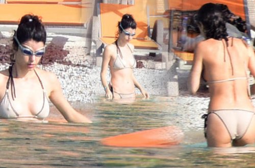 Beren Saat bikinili halda görüntüləndi - FOTO