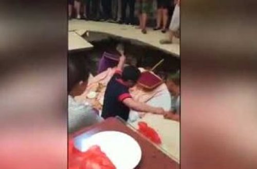 Toyda qeyri-adi hadisə: Yer yarıldı, qonaqlar aşağı yıxıldı - Video