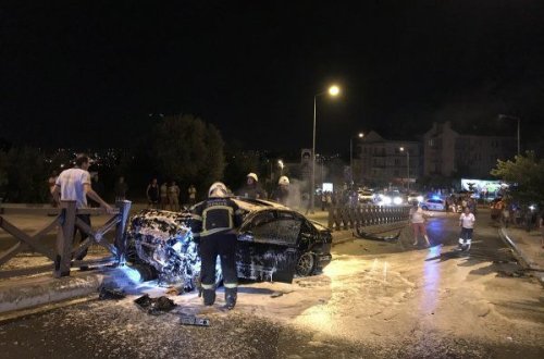 Yanan avtomobildən sağ çıxdılar – FOTO/VİDEO