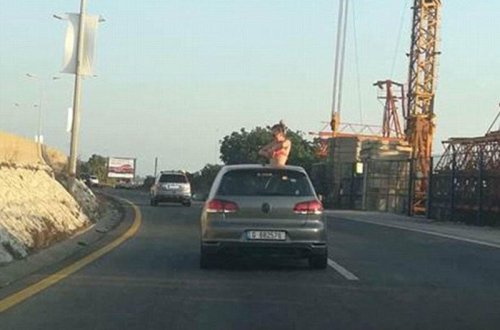 Ərəb qadın yolda soyundu - onu axtarırlar - FOTO