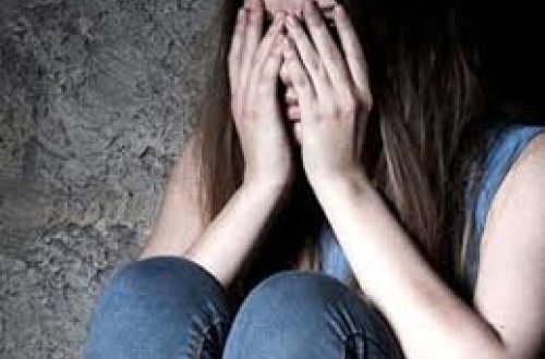 Ana 25 yaşlı əlil qızının paltarında qan gördü, eşitdiklərindən şoka düşdü