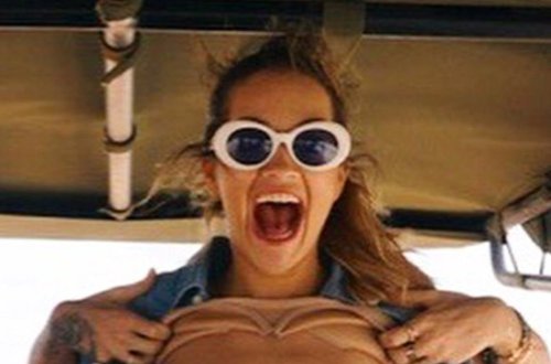 Müğənni dostunun ad günündə soyundu, çılpaq FOTOsunu yaydı