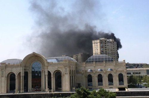 SON DƏQİQƏ! Bakıda BİNA YANIR - Anbaan VİDEO