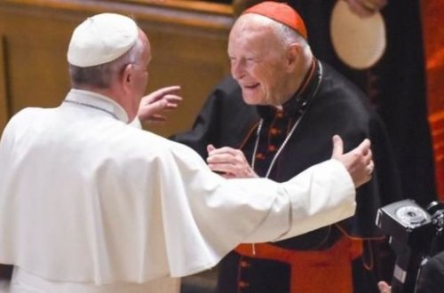 Azyaşlıya qarşı seksual xarakterli hərəkətlərdə ittiham edilən kardinal istefa verdi