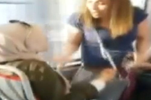 Qadın ona yer verməyən hicablı qızın qucağında oturdu - VİDEO