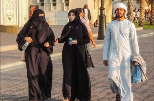 Bakı sakinlərindən yeni qazanc üsulu - turistlərdən belə pul qazanırlar - VİDEO