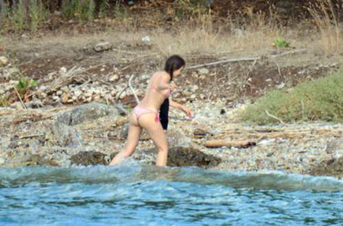 Neslihan Atagül bikinidə bu vəziyyətdə yaxalandı – FOTO