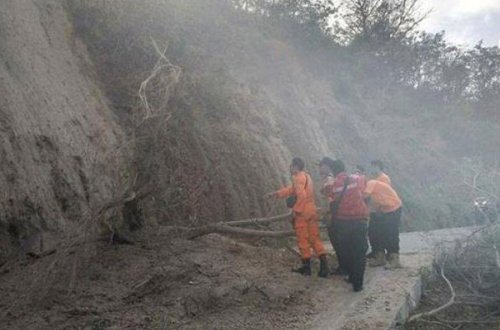 İndoneziyada turistlərin başına iş gəlib