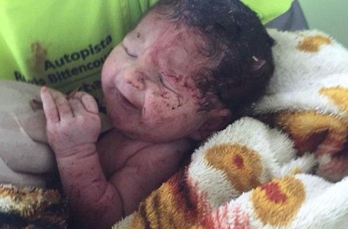 Şok kadrlar: avtomobil qəzasında qız doğuldu - VİDEO