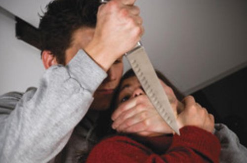 Bakıda ər arvadını boğazından bıçaqladı