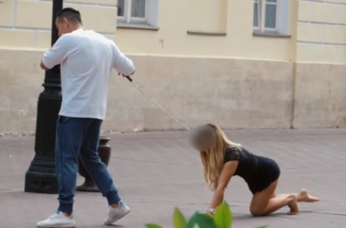 Şəhərin mərkəzində biabırçılıq - qızları soyundurub it kimi gəzdirdi (VİDEO)