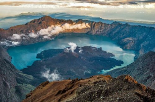İndoneziyada vulkan püskürən ərazidən yüzlərlə turist xilas edildi