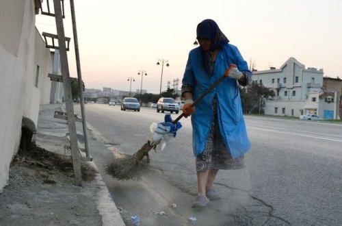 Bakıda süpürgəçini maşın vurub öldürdü