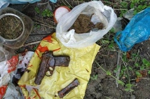 Məhkumun həyətində silah və narkotik aşkarlanıb - FOTO