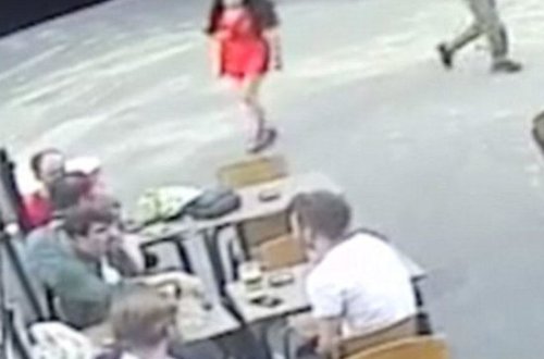 22 yaşlı qız kafedə döyüldü: O kişini tapın! - VİDEO