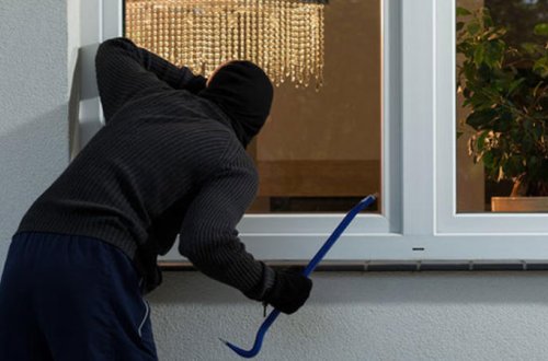 Xadiməsi olduğu evi tanışı ilə birləşib qarət etdi