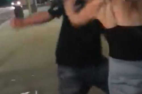 Oğlan qadını dirsəyi ilə yerə sərdi - VİDEO