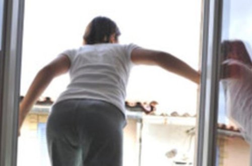 Yasamalda gənc qız özünə intihar etdi