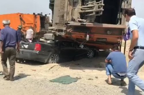 Bakıda zibildaşıyan maşın aşdı: Yaralılar var - VİDEO