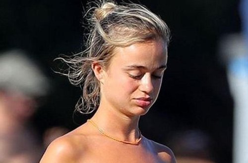 Çimərlikdə büsqaltersiz gəzən model paparassilərə 