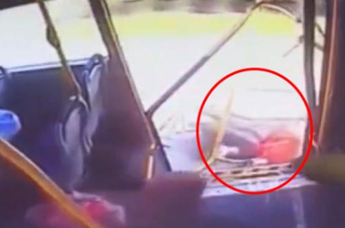 Dəhşətli qəza anı - sərnişinlər avtobusdan asfalta yıxıldılar - VİDEO