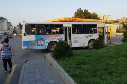 Sərnişinlə dolu avtobusla yanacaq dolduran sürücü cərimələndi - Video