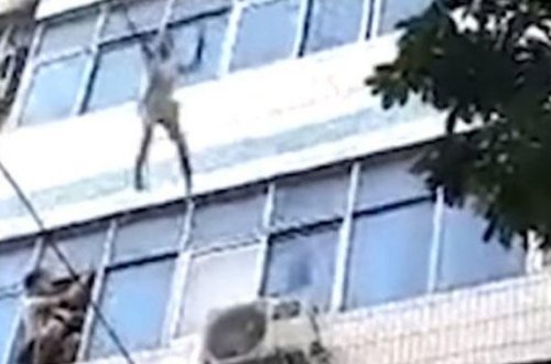 Ailə faciəsi: İki uşağını pəncərədən atan ana evdə can verdi - VİDEO