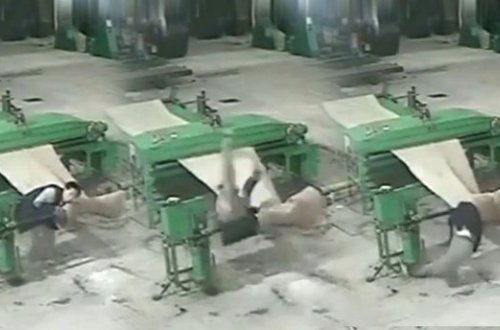 Fabrikdə iş maşınına ilişən işçi faciəvi şəkildə can verdi – Video