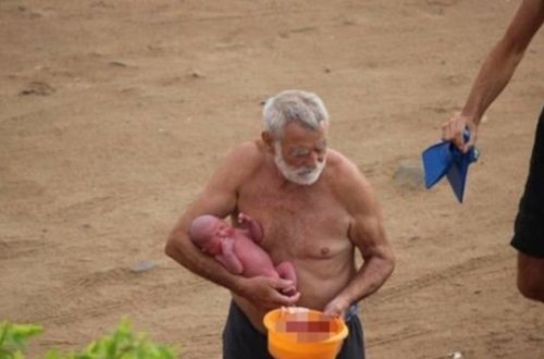 Turist körpəsini dənizdə doğdu: Balkondan baxanlar isə... – FOTOLAR