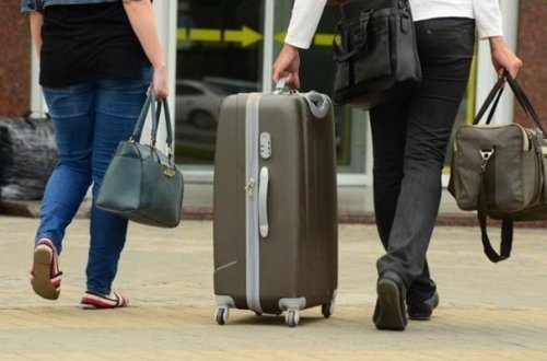 Yaş salfet paketində 18 min dollar aparmaq istədi