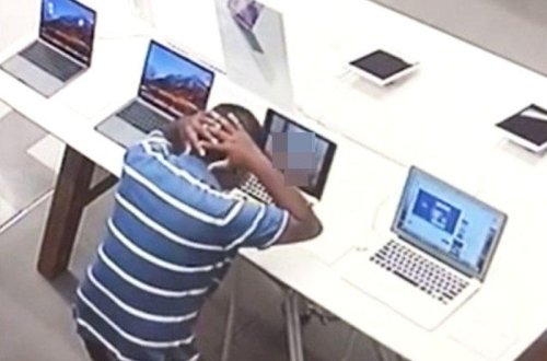 Mağazada PORNO FİLM izləyən müştəri kameraya düşdü - Satıcı yaxınlaşanda ... - VİDEO