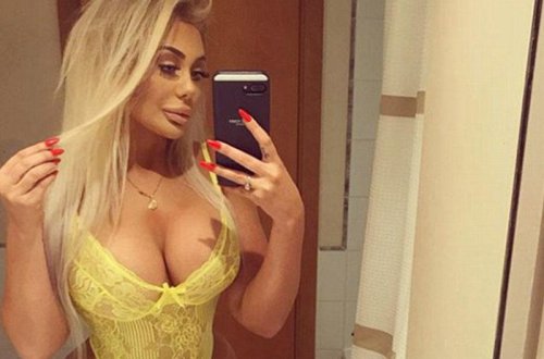 Şou ulduzu soyundu, fotolarını yaydı - FOTO