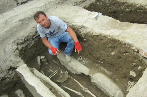 Balakəndə kənd sakinin həyətində xristian qəbirləri aşkarlandı - FOTO