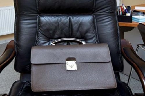 Beyləqanda məmur iş otağında bıçaqlandı