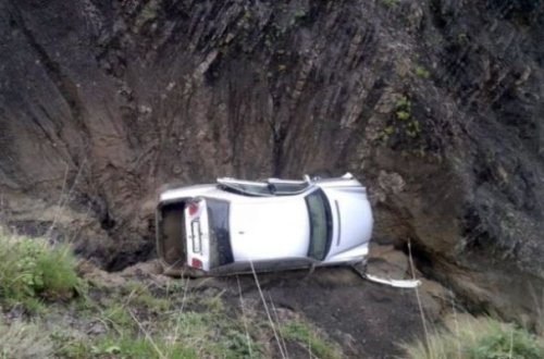 “Mercedes” dərəyə aşdı