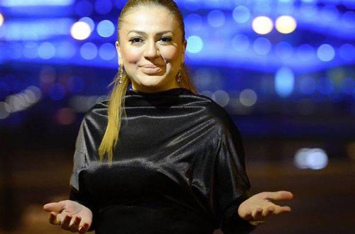Azərbaycanlı aparıcının divanda yarıçılpaq FOTOsu yayıldı