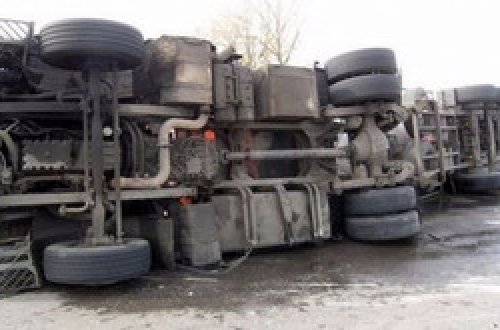 Şəkidə yük avtomobili aşıb, sürücü xəsarət alıb