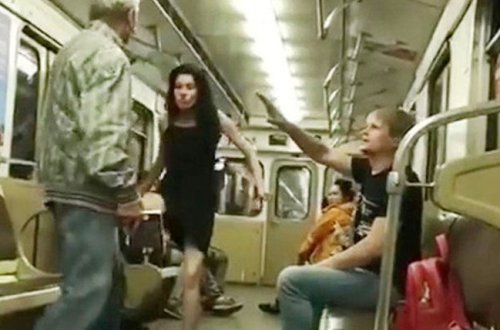 Metroda BİABIRÇILIQ - Sərnişinlərin gözü önündə cinsi əlaqəyə girdilər