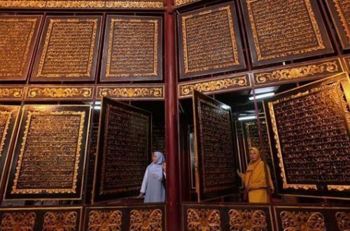 İndoneziyada nadir Quran nüsxəsi nümayiş etdirilir