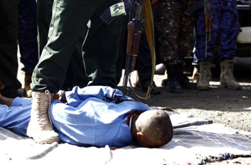 10 yaşlı uşağa işgəncə verən 3 nəfər edam edildi - Foto