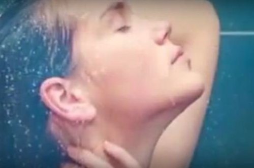 Şampun qapının içinə kamera yerləşdirib, onları çəkirmiş - şok olay