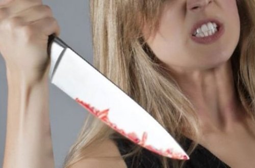 Ərinin təhqirlərinə dözə bilməyən qadın bıçağa əl atdı -TƏFƏRRÜAT